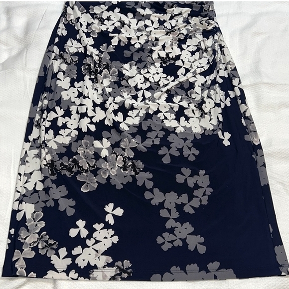 👉AMERICAN LIVING FLORAL FAUX WRAP DRESS ~MIDI ~BLK GRY WHT ~SIZE:8 - Picture 3 of 7